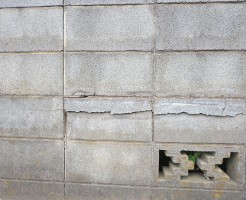 コンクリートブロック塀のひび割れ